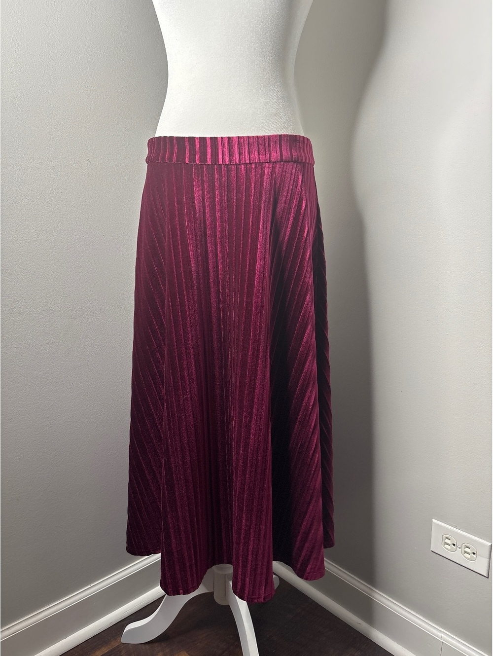 Alexia Admor Burgundy Pleated Midi Skirt with Tags